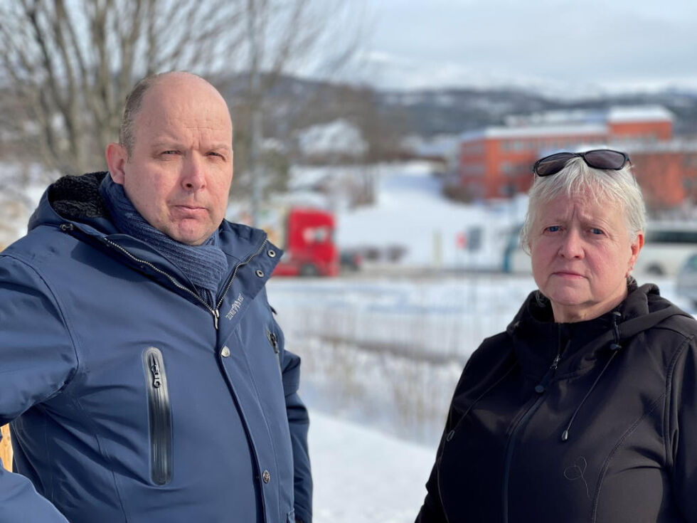 DRAMATISK. Tillitsvalgte Terje Mellerud og Aud Solfrid Wassmo ved ungdomstrinnet og småtrinnet ved Vestmyra skole, sier det planlagte kuttet med sju stillinger på skolen, vil gjøre det umulig å drive lovlig undervisning. De er sterkt bekymret for både lærere og elever om vedtaket blir stående.
 Foto: Helge Simonsen