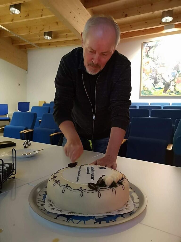 KAKEFEST. Ordfører Rune Berg var på kakefest hos nasjonalparkforvalterne på Storjord fredag, da det ble offisielt fra statsråd at revisjonen og grenseendringen for Saltfjellet-Svartisen var besluttet.