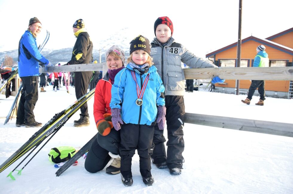 FØRSTE KRETSRENNN. Malin Kamfjord (4 1/2) bor rett ved Seljeåsen skistadion, og deltok i rekruttklassen på sitt første kretsrenn - Sisorennet - lørdag. Her sammen med mamma Grete Brandsæther og storebror Adrian (8). Alle foto: Eva S. Winther