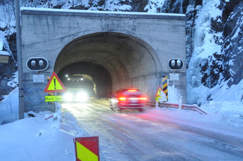 SE OPP. Det er ved denne tunnelen at isen har landet i veibanen. Politiet oppfordrer folk til å være oppmerksomme.
 Foto: Maria E. Trondsen