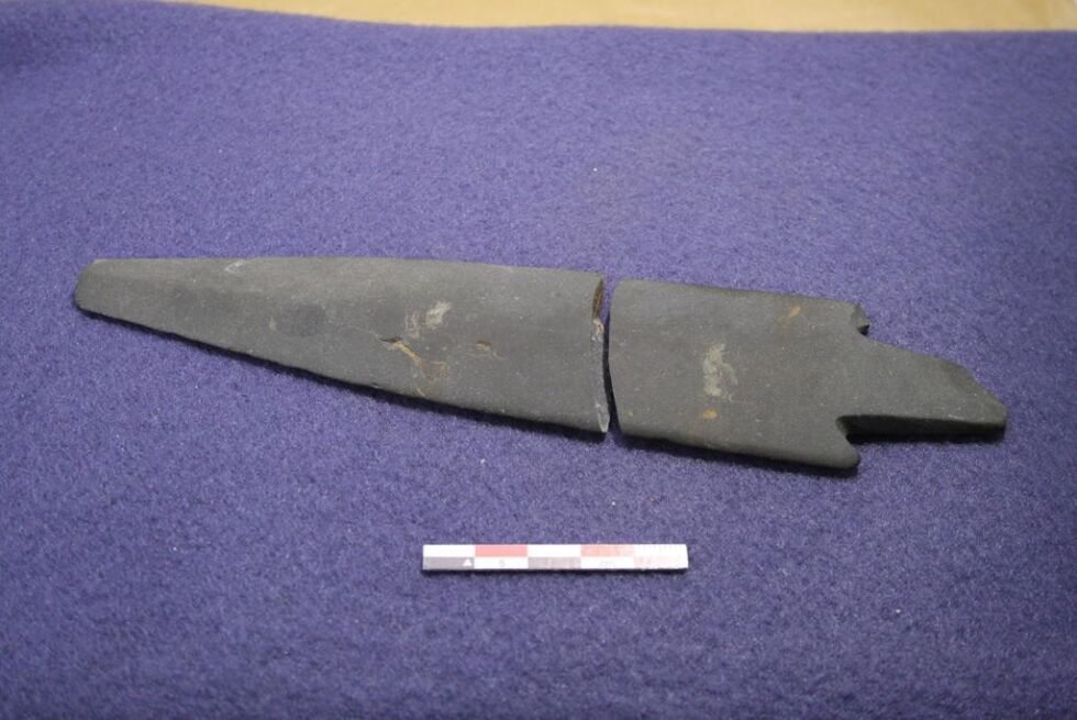 FUNN. Denne spydspissen av skifer kan være opptil 6.000 år gammel, og ble funnet i Sulitjelma i fjor høst. Arkeologer mener det sannsynligvis finnes mer i samme område.
 Foto: Foto: Kulturminner i Nordland