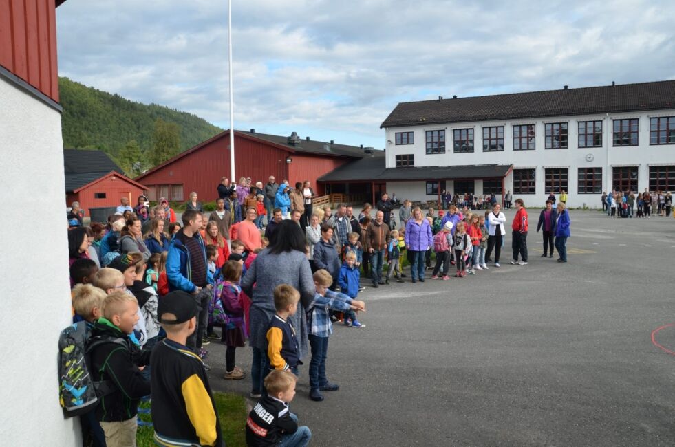 RØKLAND SKOLE. Elevene i 5. trinn på de to skolene i Saltdal er spesielt god engelsk og regning, mens de ligger på gjennomsnittet for landet i lesing. Bildet er fra skolestart på Røkland skole i høst. Foto: Sverre Breivik