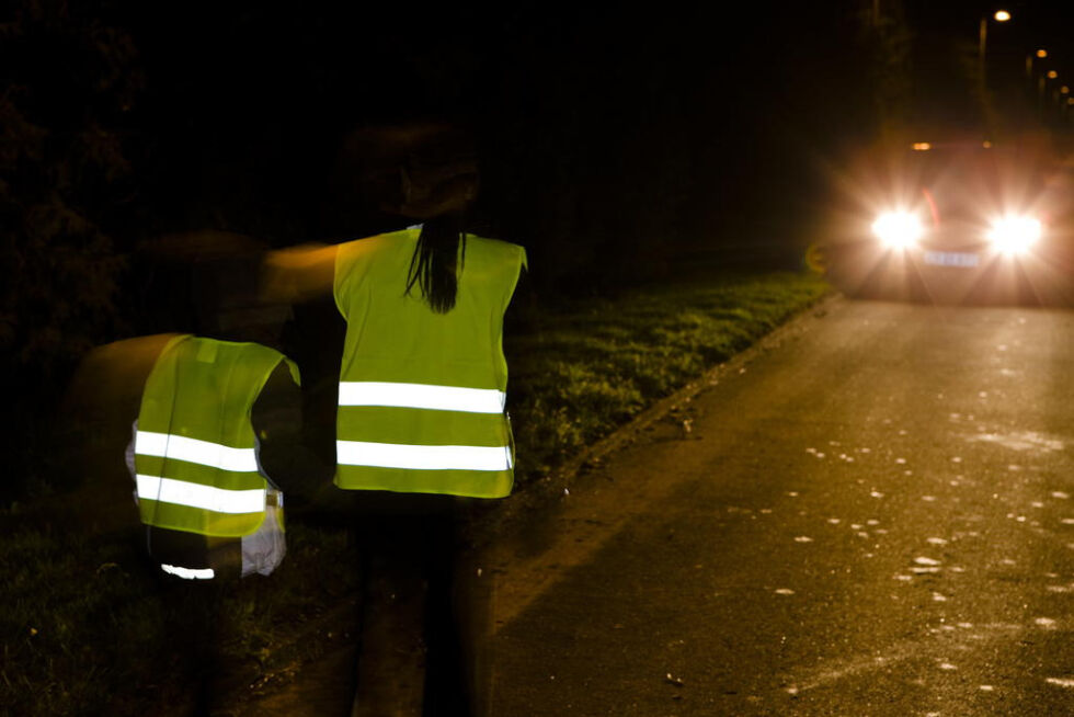 VIKTIG. Det er forlengst begynt å bli mørkt om kvelden. Trygg trafikk minner om årets refleksdag 20. oktober og ber de som ikke har funnet fram refleksene allerede om å gjøre det.
 Foto: Trygg trafikk