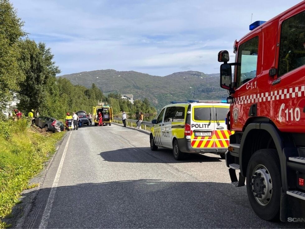 Nødetatene er på stedet i Sulitjelma etter at en bil har kjørt inn i et tre.
 Foto: Espen Johansen