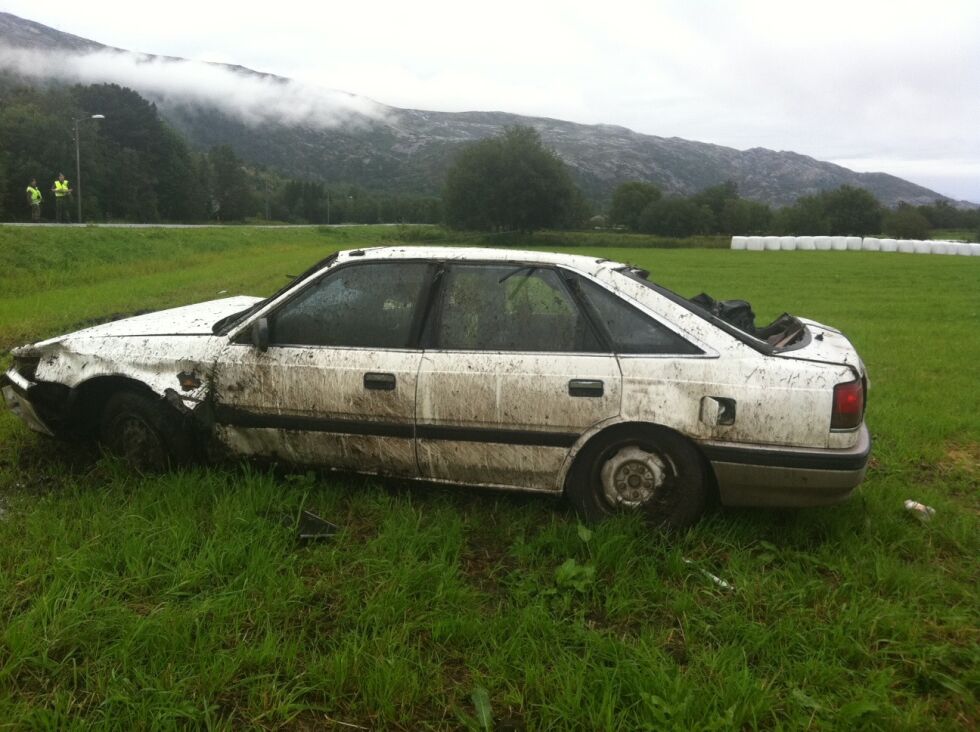 PÅ JORDE. Denne bilen, en Mazda 626 står på et jorde på Reitan, mens eieren trodde den sto trygt hjemme i garasjen. Bilen startet ferden utfor veien på ende av jordet der trærne står.
 Foto: Frank Øvrewall