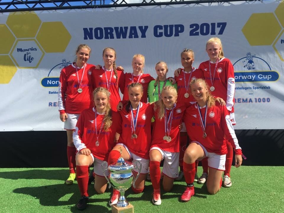 KJEMPET. Jentene var Saltdalkameratene var naturlig nok litt skuffet etter finaletapet i Norway Cup, men laget har gjort en stor prestasjon uansett.
 Foto: Jannicke Testad