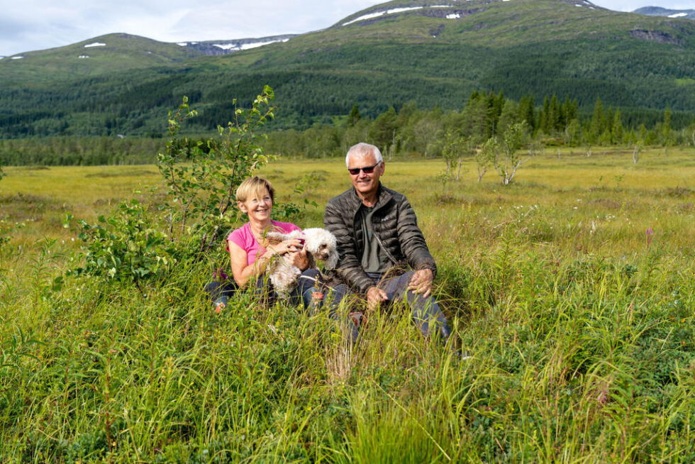 BÆRTUR. Brita og Geir Thuv bruker å gå i marka i Valnesfjord når bær- og soppsesongen er i gang. Men lille Mira liker ikke å gå så langt, da er det matfar som får ekstra pauser.
 Foto: Anita Sjåvik