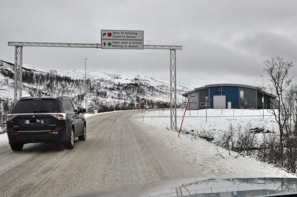 STRENGERE KONTROLL. De som skal inn fra Sverige til Norge over Junkerdal, må gjennom en streng grensekontroll for å unngå å spre smitte.
 Foto: Lars Olav Handeland