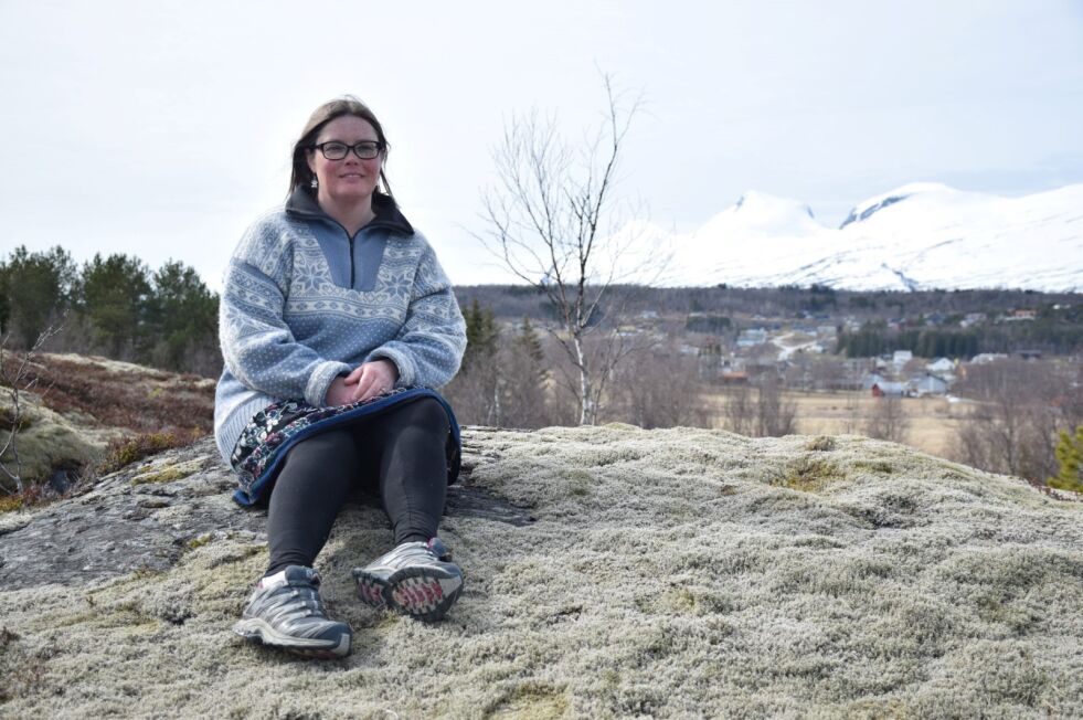 GLAD I BYGDA. Randi Landsfeldt (45) er opprinnelig fra Danmark, men bor i Valnesfjord. Hun er glad i å gå turer, og har alltid fotoapparatet med seg. Foto: Eva S. Winther