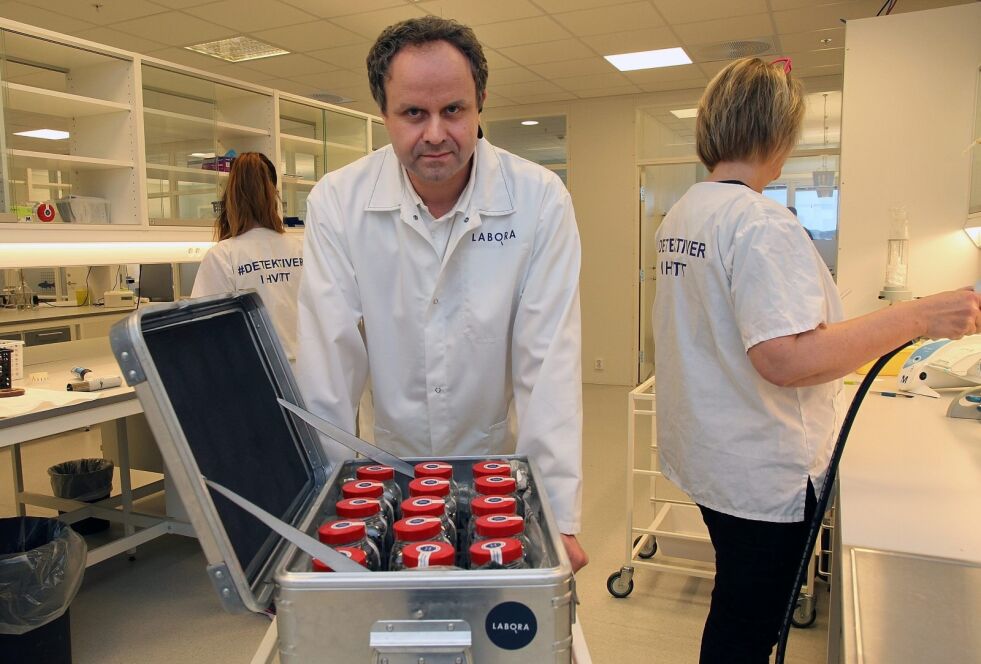 DETEKTIV I HVITT. Fagrådgiver Bjørn Skjemstad i Labora er klar til å rykke ut med flaskesett i jakt på legionellabakterier.
