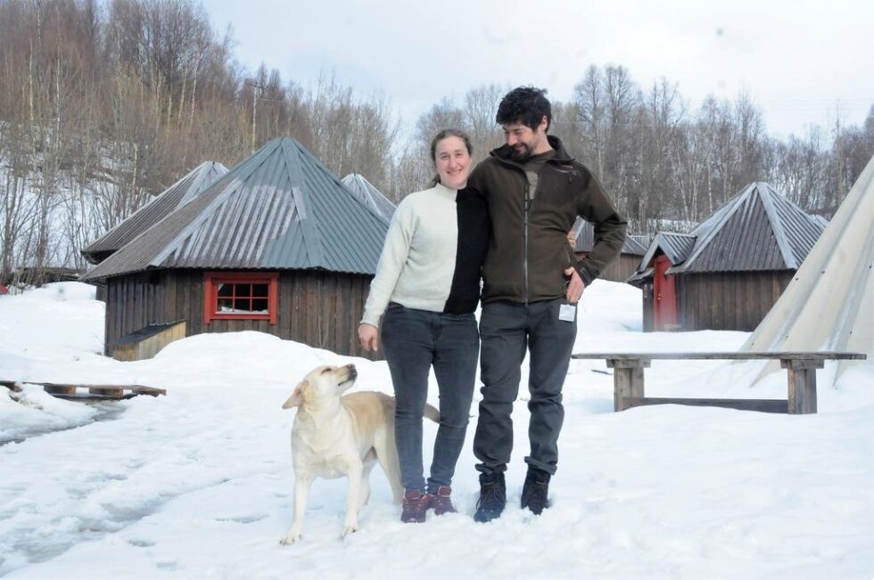 TØFT Å SATSE. Både Valentina Mariotti (28) og Lorenzo Pirra (42), her med familiens hund Gaia, måtte jobbe dobbelt det første året etter de overtok Arctic Cabins. Så kom 2020 med sine utfordringer.
 Foto: Maria Edvardsen