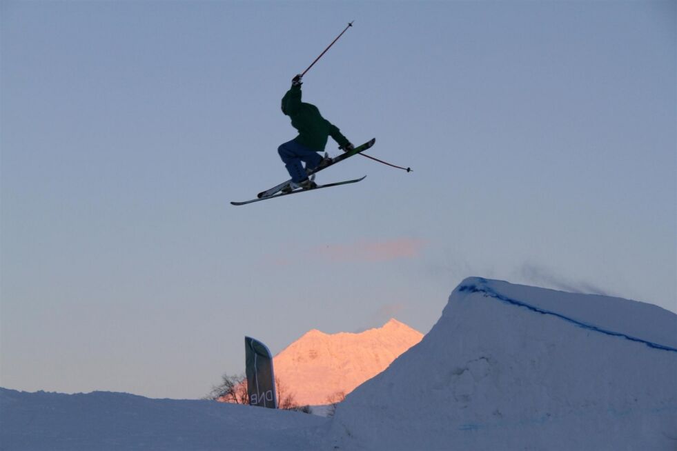VINNERBILDET. Dette er vinnerbildet som en fotograf fra Sulis tok av en som hopper på big jump med sola hengende i Vardetoppen og Stortoppen i bakgrunn.
 Foto: Per Ludvig Mosti