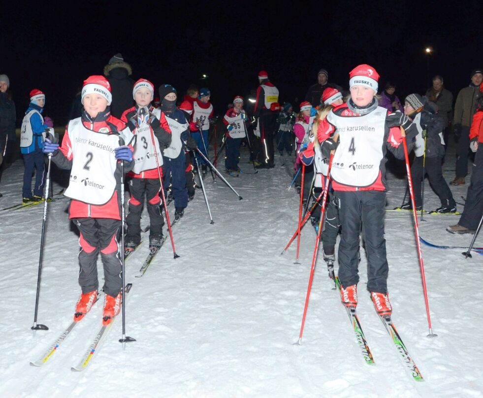 REKORD. Totalt deltok 171 ulike skiløpere deltatt i Telenor-karusellen. Her er Ronny Slettmyr (nummer 2), Henrik Pedersen (3) og Marte Alstad-Larsen (4) klare til start.