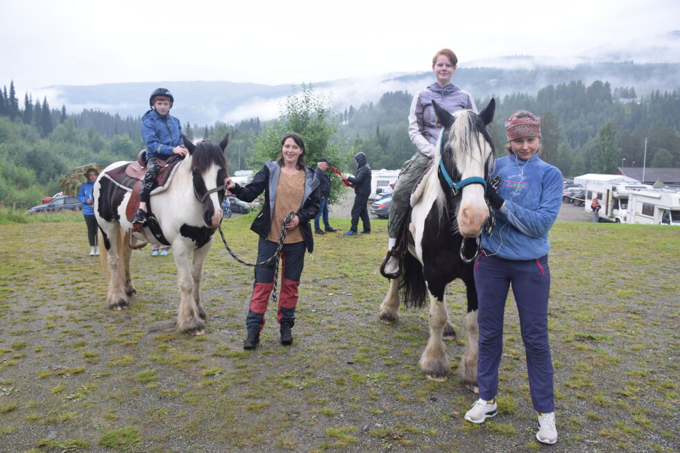 På åpen dag på Navjord blir det mulighet for å ri hest. Her er Rita Frantzen og Nina Marie Berntzen med hester på Villmarksdagan i 2022.
 Foto: Eva S. Winther