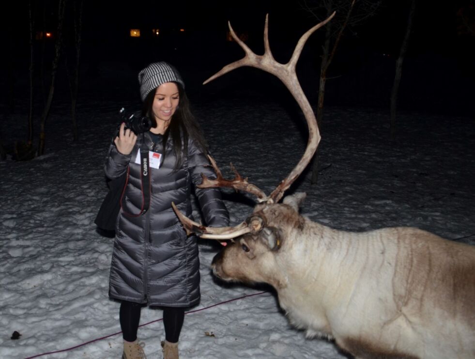 NY VENN. Shing Lin Yoong fra en engelsk turoperatør ble god venn med det tamme reinsdyret på Lønsdal. Alle foto: Sverre Breivik