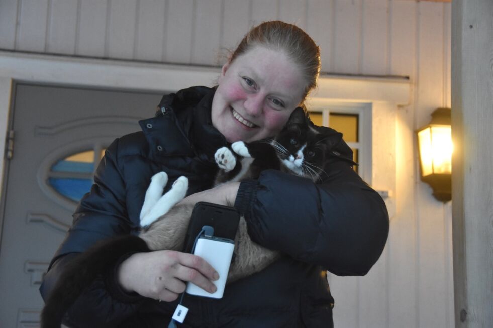 GLEDER SEG. Carolin Dille åpner om ei uke opp kattehotell på Stemland. Her sammen Lillepus. Foto: Sylvia Bredal
                    .
