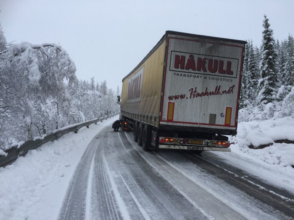 FAST I BAKKENE. En utenlandsregistrert trailer og trekkvogn havnet i trøbbel mellom Misvær og Saltdal i morgentimene onsdag. Foto: Steinar Leithe