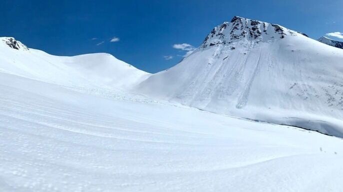 VARSLER FORTSATT. Uvanlig mye snø i fjellet gjør at sesongen for skredvarsling forlenges.
 Foto: Håvard/Regobs
