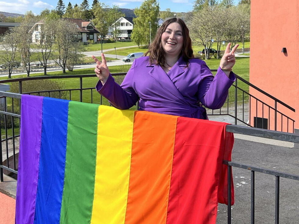 PRIDE. Ordfører Marlen Rendall Berg viste sommeren 2022 fram det nye Pride-flagget til Fauske kommune. Det skal vaie fra flaggstanga utenfor rådhuset i juni også i år.
 Foto: Espen Johansen