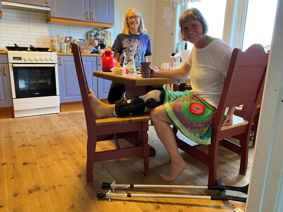 PÅ PAUSE. Den mobile kokken Hege Ruud (t.h.) er satt ut av spill etter at hun brakk foten. Nå får hun god hjelp av venninnen Marianne Haugen fra Sofiemyr.
 Foto: Eva S. Winther