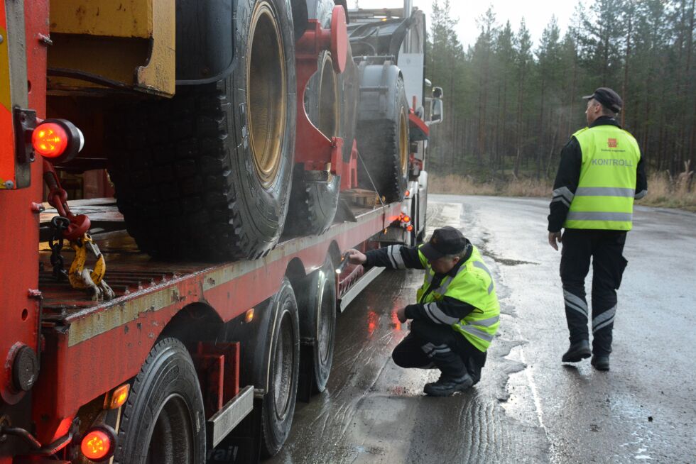 KONTROLL. Flere vogntog ble kontrollert i Saltdal fredag.
 Foto: Helge Simonsen