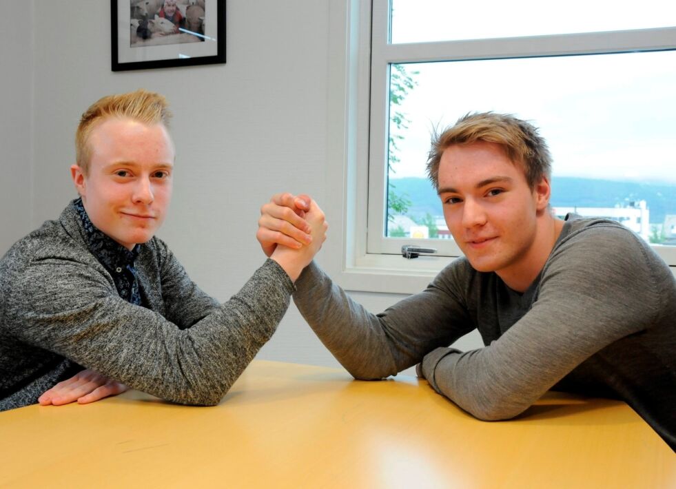 KONKURRENTER. Adrian og Patrik Kjærran (18) er tvillinger. De er glade fordi de har hverandre, selv om de konkurrerer i omtrent alt de gjør her i livet. Denne runden med håndbak var imidlertid kun til ære for fotografen.  Foto: Maria E. Trondsen