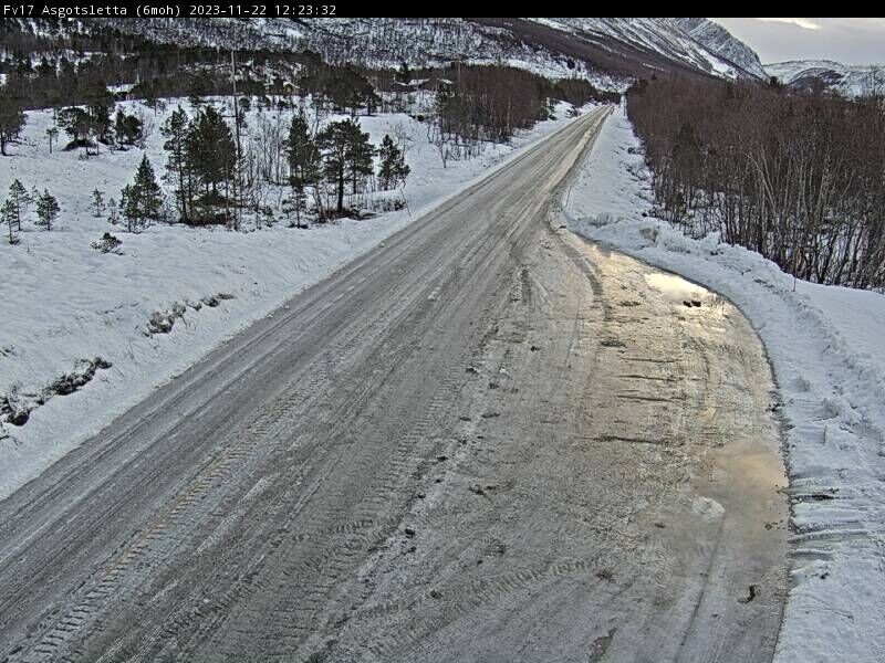 Det er vanskelige kjøreforhold på flere veier i Nordland onsdag formiddag. Her fra kystriksveien ved Asgotsletta.
 Foto: Statens vegvesen webkamera