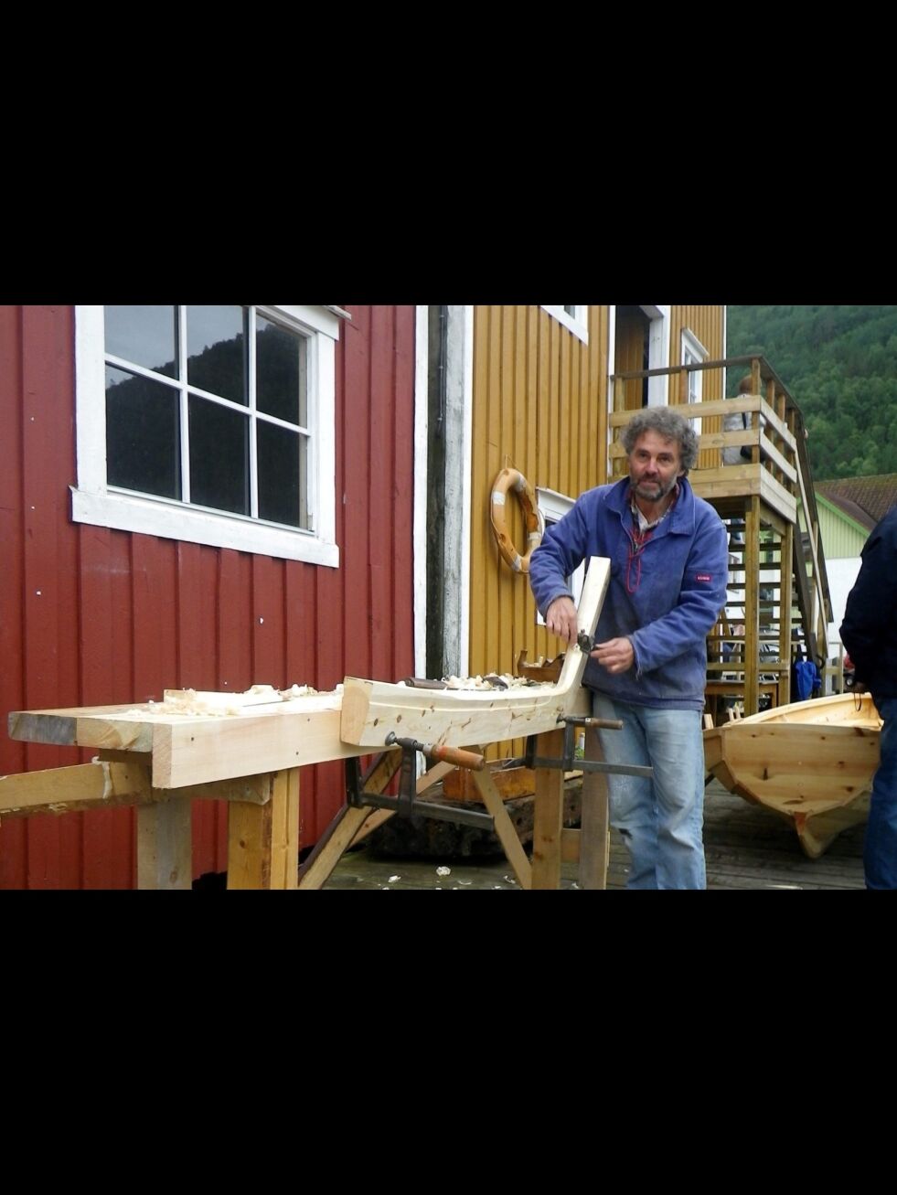 HÅNDVERK. Kai Linde bygger tre båter til Rognan ungdomsskole. Her er han i gang med å høvle materialet. Alle foto: Utlånt av Kai Linde