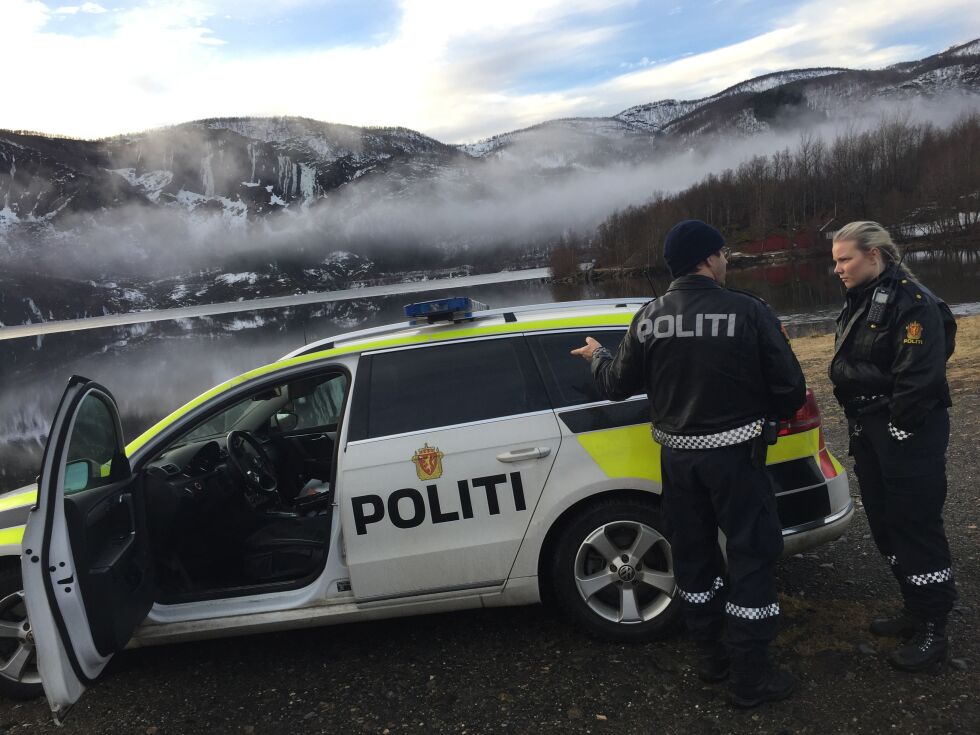 LETER. Politiet leter etter mannen som de frykter kan ha blitt borte da han skulle over isen med en snøskuter på Øvervatnet.
 Foto: Lars Antonsen