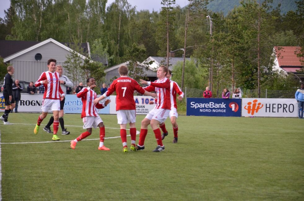 JEVNT. Det ble et spennende og målrikt oppgjør mellom hjemmelaget Saltdalkameratene og Hulløy som endte med 4-4 og poengdeling. Foto: Sverre Breivik