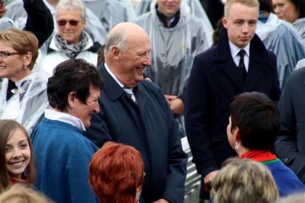 TIL SALTDAL. Kong Harald og fylkesmann Hill-Marta Solberg på hagefest i Bodø 2016. Nå kommer Kong Harald til Saltdal for å delta på en minnemarkering i Botn og ved Blodvei-museet. Foto: Susanne Forsland