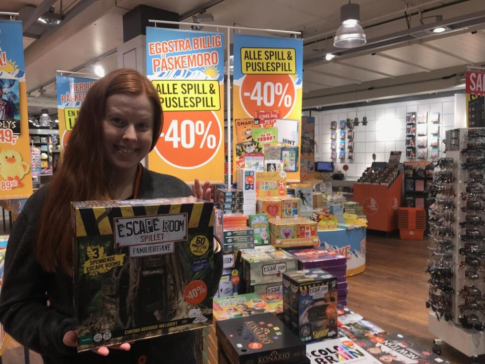 SELGER MYE SPILL. Ark Amfi Fauske selger mye spill og bøker nå når så mange må holde seg inne.
 Foto: Sylvia Bredal