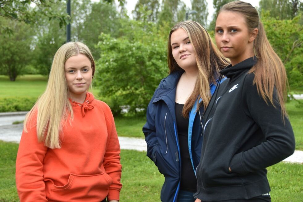Frida Melvik, Emilie S. Olsen og Frida Helene Lund er frustrerte over eksamensrotet til Saltdal videregående som har gitt dem en dårlig start på ferien.