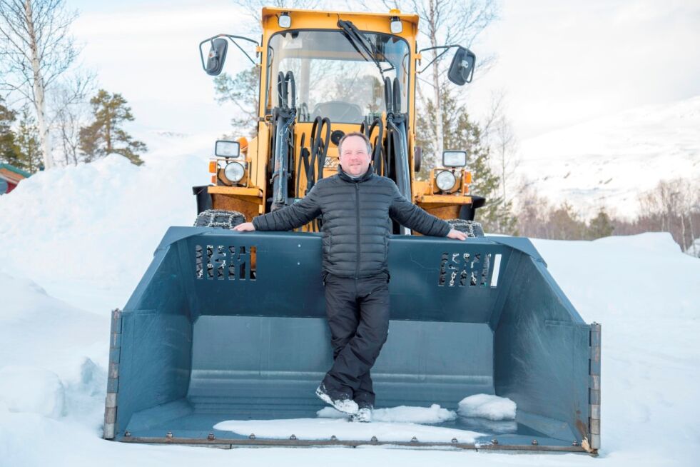 BRUKT MYE. Bjørn Thomas Hansen har i vinter bruk 152 timer i hjullasteren sin for å brøyte all snøen som har kommet ned i Sulitjelma. Alle foto: Bjørn L. Olsen
