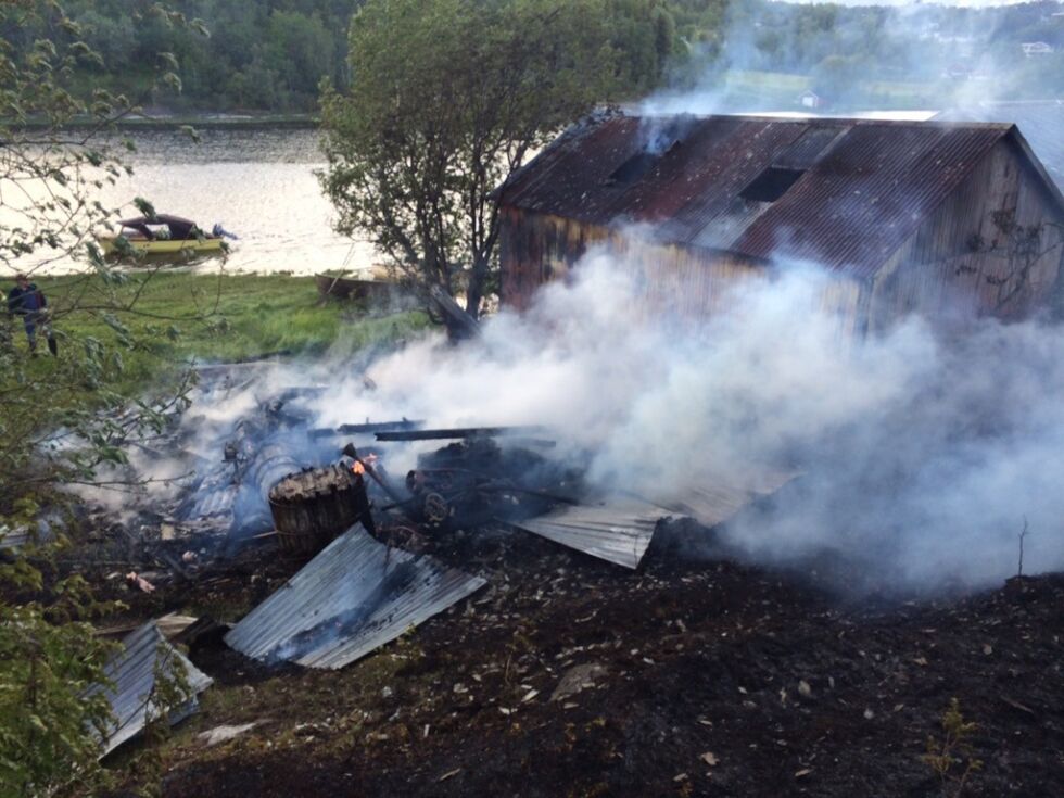 BRANT. Naustet i Valnesfjord som brant ned.
 Foto: Espen Johansen