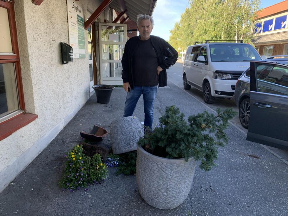 OPPRØRT. Nils Ole Steinbakk som tidligere var leder i Fauske næringsforum, men som nå er pensjonist, er opprørt over hærverket i Fauske sentrum. Her står han utfor Krølle der blomsterpotter er veltet og knust.
 Foto: Frank Øvrewall