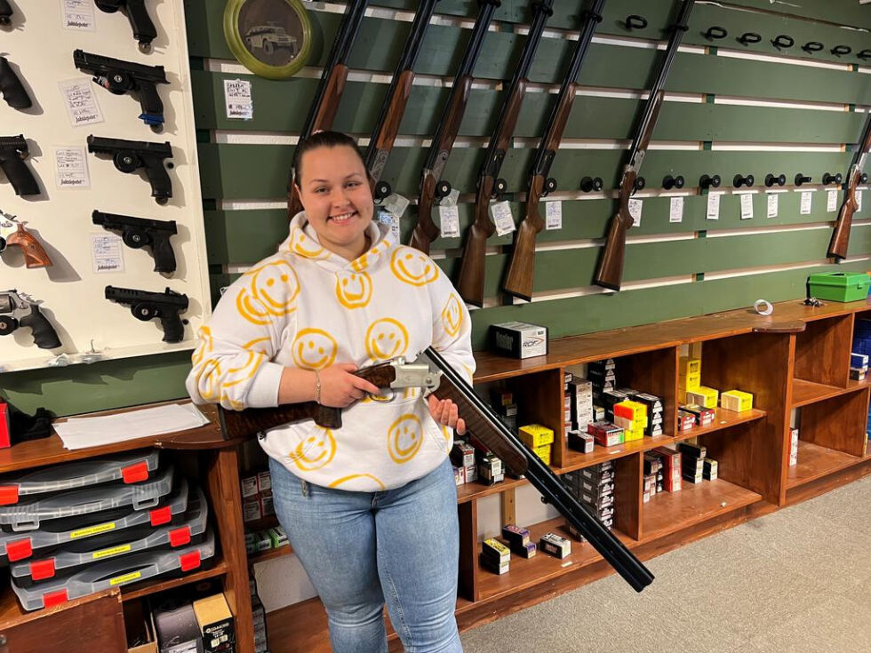 FLERE DAMER. Julie forteller at hun merker en økning i antall damer som er innom butikken for å kjøpe sitt første våpen, det synes hun er gledelig å se.
 Foto: Lise Berntzen