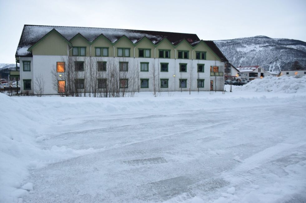 MER HOTELL. Dette er tomta der Europris skulle etableres, ved siden av Rognan hotell.  Nå har Høyre og Frp stemt mot Handelsbyggs planer, for at hotellet skal få gjennomføre sine utbyggingsplaner. Arkivfoto: Ina Sand Solli