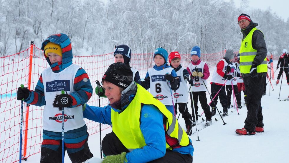 Lang rekke. Det var mange unge skiløpere på plass i rennet i Valnesfjord lørdag.
 Foto: Anders Bergkvist