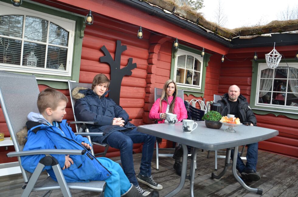 HYTTEKOS. Familien Nilsen/Myhre koser seg på hytta i Junkerdal. Dette er rekreasjon, sier Stig Otto Nilsen. Fra  venstre Jonas (7), Steffen (16), Barbro (43) og Stig Otto (46).
 Foto: Sverre Breivik