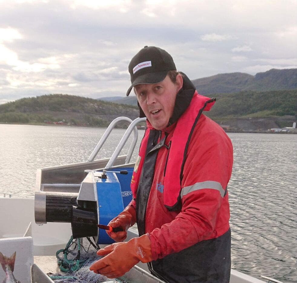 SATSER. Bård Larsen håper det skal kunne bli butikk av å fiske i fjorden utenfor Fauske, men gjør det også fordi han synes det er artig. Foto: Morten Sjø