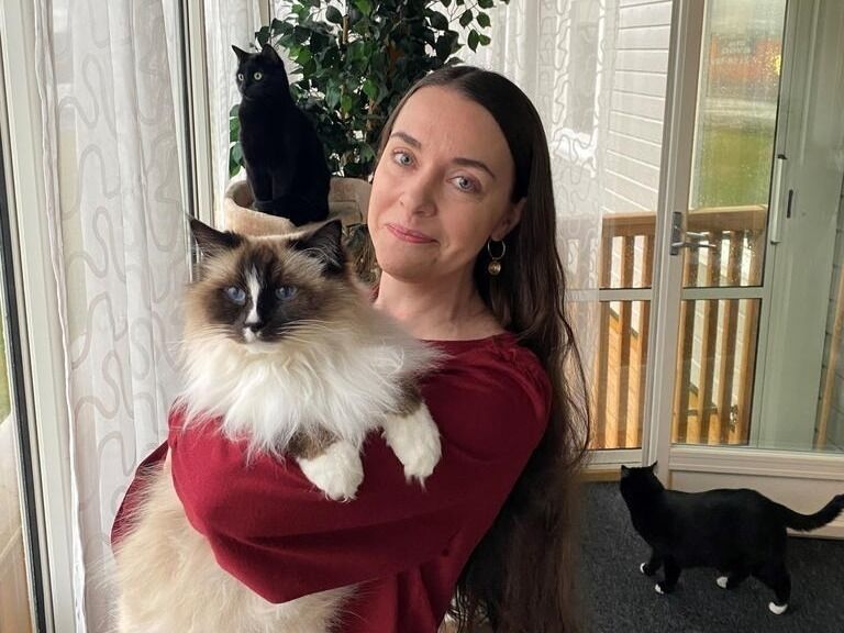 INSTAKATT. - Katten har flere følgere på Instagram en meg, ler Hanne Robertsen. Her er hun med den vakre ragdoll-katten Josie på armen. Nusse og Barte er linselus i bakgrunnen. Alle foto: Eva S. Winther