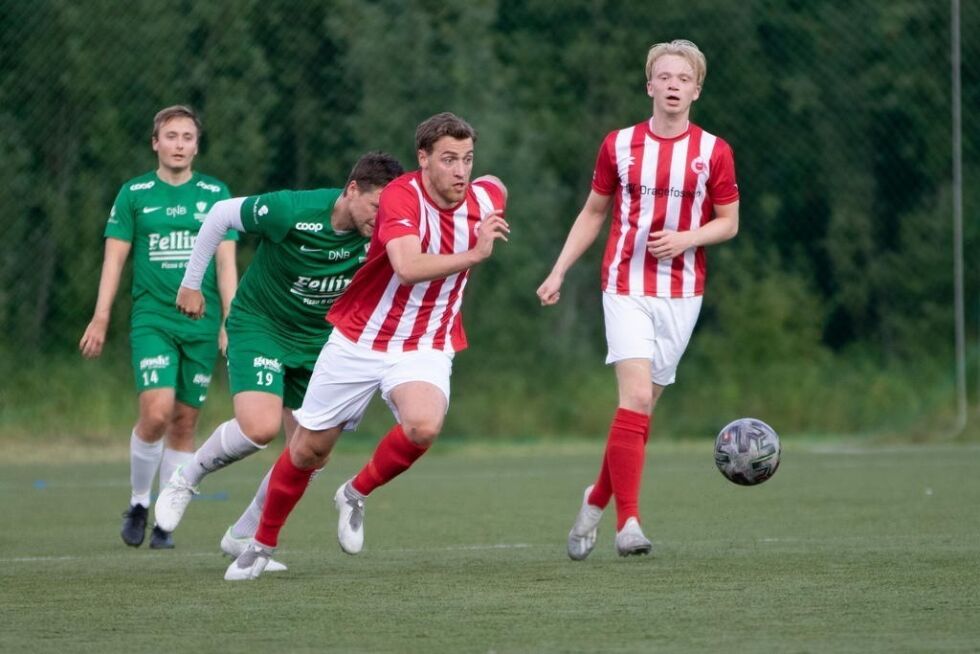 VANT. Tobias Testad (til høyre) scoret to da FKSK slo Røst 3-0.
 Foto: Tommy Pettersen