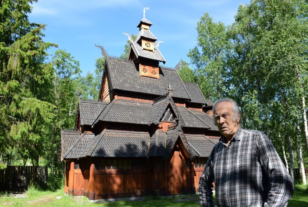 ATTRAKSJON. Magnus Stensland foran stavkirka i Beiarn som er kommunens største enkelt-attraksjon. Arkivfoto: Ina Sand Solli