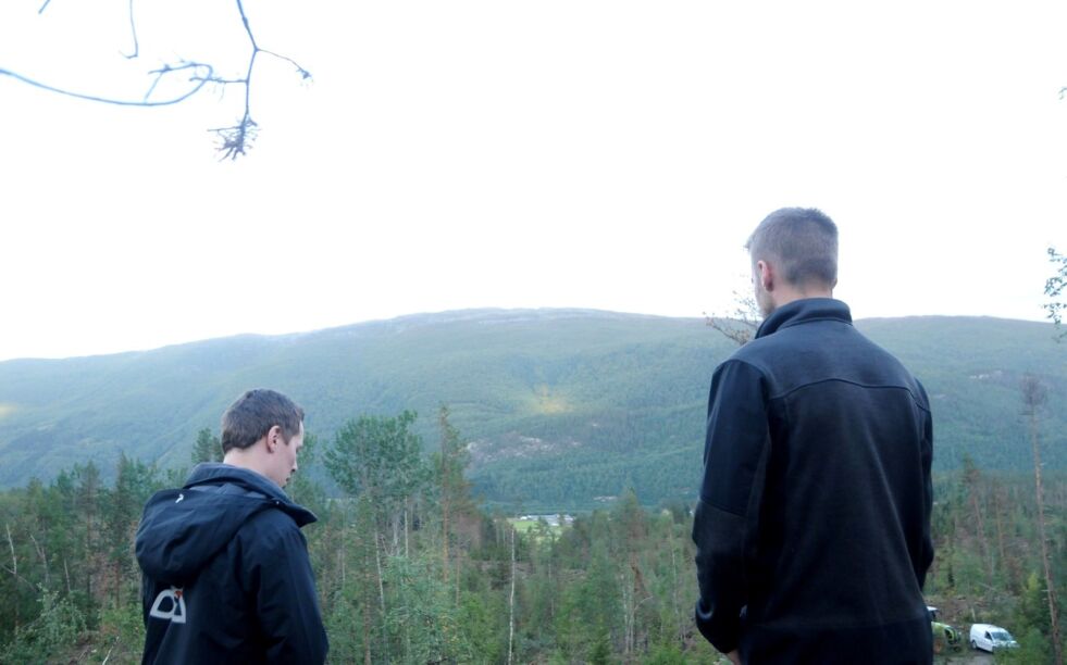 STEINBRUDD. Prosjektleder Vidar Larsen og daglig leder Carl Christian Moland i PK Strøm med utsikt til nærmeste bebyggelse som ligger rundt en kilometer fra steinbruddet.
