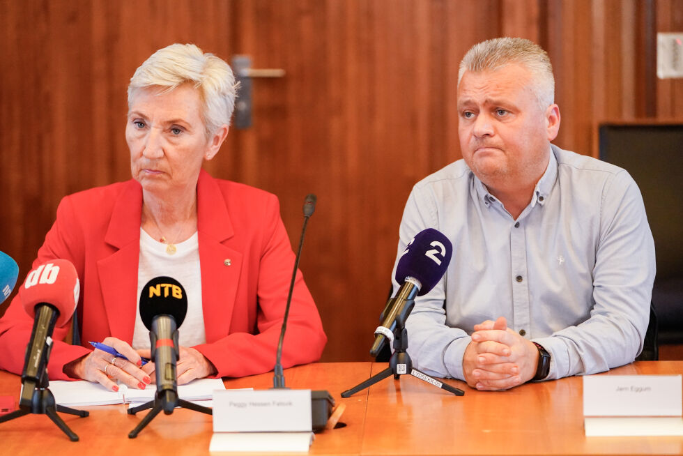 LO-leder Peggy Hessen Følsvik og Jørn Eggum møter pressen i forbindelse med streiken.
 Foto: Terje Pedersen / NTB