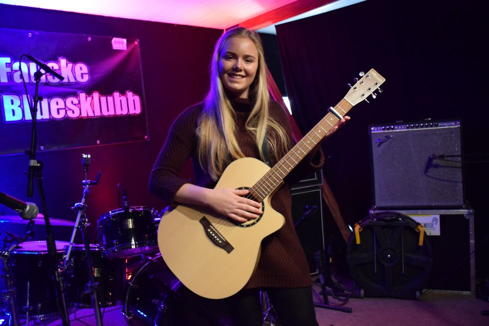 Hanne Engan (15) fra Valnesfjord vant 2.500 kroner, heder og ære i konkurransen for unge musikere under Saltenbluesen 2016.
 Foto: Eva S. Winther