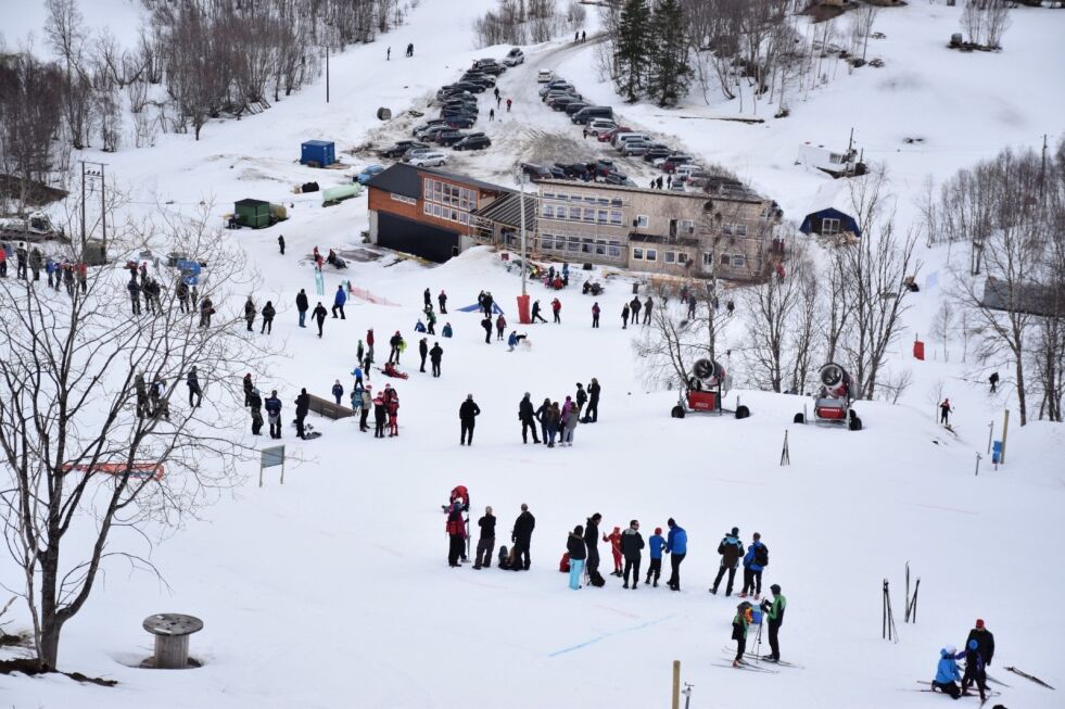 BEDRE TIDER. Rundt 11.500 personer har besøkt alpinbakken i Vestvatn denne sesongen. Det har dermed vært en dårlig sesong, den dårligste siden i 2009. Det var imidlertid mange folk i sving under motbakkeløpet i Vestvatn i påsken. Arkivfoto: Eva S. Winther