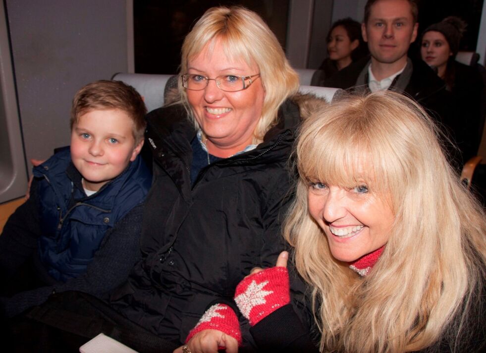 FIKK GÅSEHUD. Nina Fredriksen og sønnen ble overrasket med julesang av Hanne Krogh på toget i dag, fredag.