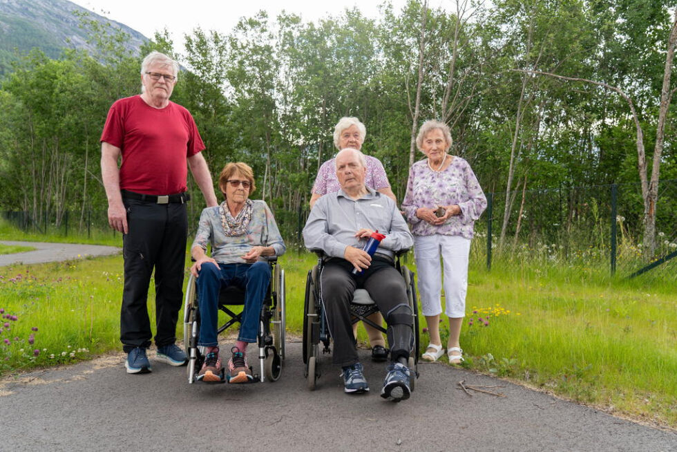 OPPGITT. Beboerne føler seg innestengt, og ønsker utsikt over Straumvatnet, elven og sentrum av Straumen. Fra venstre Kåre Fylling (72), Kitty Kristensen (68), Mildrid Svendsen (79), Ole Svendsen (81) og Hildur Megård (89).
 Foto: Anita Sjåvik